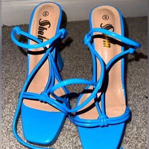 NWOT Electric Blue SHEIN Platform Heels, Size 8W.